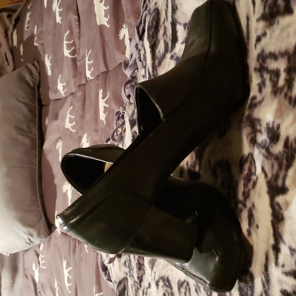 Black Leather pumps